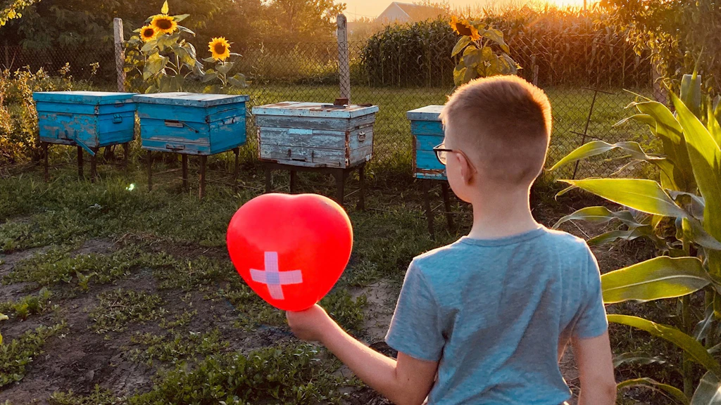 kid with baloon