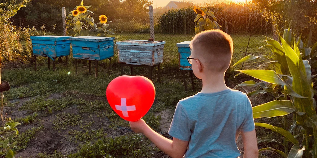 kid with baloon